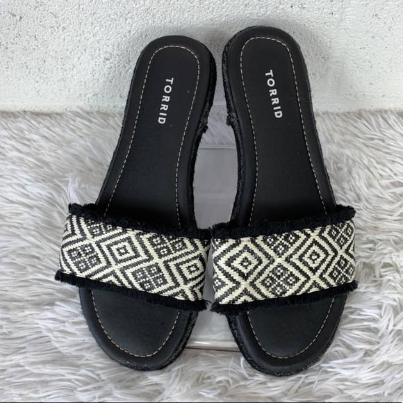 🛑SOLD🛑 Torrid Black & White Slides - Picture 2 of 6